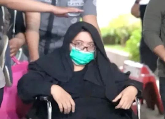 Tampang PNS berinisial OAP, 37 tahun setelah diperiksa sebagai tersangka kasus penganiayaan ART dan akan ditahan di Mapolres Bogor. (Sumber: Polres Bogor)