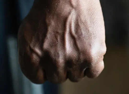 Ilustrasi, kronologi penganiayaan yang dialami 3 karyawan SPBU Cipinang. (Sumber: freepik)