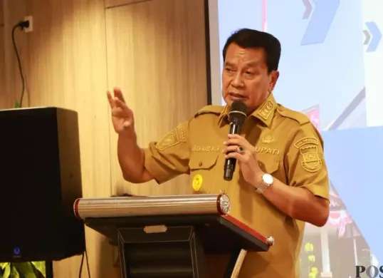 Bupati Tangerang, Maesyal Rasyid saat menghadiri kegiatan sosialisasi dan komunikasi program kerja pengawasan 2026. (Sumber: Poskota/Veronica Prasetio)