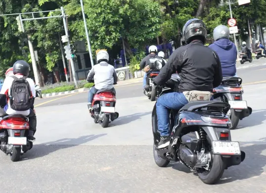 Ilustrasi, 5 tips penting berkendara sepeda motor saat puasa agar tetap aman dan fokus di jalan selama Ramadhan. (Sumber: WMS)