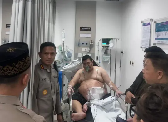 Kapolres Tangerang Selatan, AKBP Boy Jumalolo saat mengunjungi korban di rumah sakit. (Sumber: Dok. Polres Tangsel)