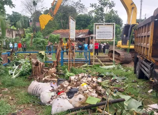 Alat berat diterjunkan untuk bebersih Dam Cikaret yang menumpuk sampah. (Sumber: Istimewa)
