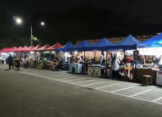 Salah satu lokasi pusat takjil di wilayah Tangerang. (Sumber: Poskota/ Veronica)