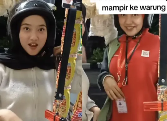 Dua perempuan tunarungu membagikan kabar bahagia seusai pulang bekerja, momen yang kemudian viral dan mengundang dukungan publik. (Sumber: Instagram/@lagi.viral)
