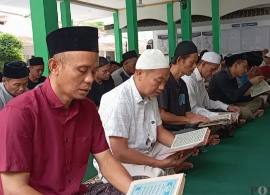 Ratusan warga binaan Lapas Kelas III Rangkasbitung, Kabupaten Lebak, mengikuti program keagamaan saat Ramadhan. (Sumber: Poskota/Samsul Fatoni)