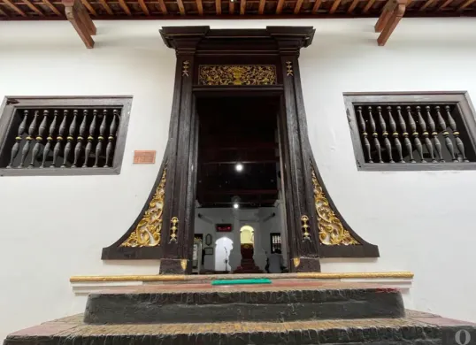 Kondisi Masjid bersejarah Jami Angke Al-Anwar yang berlokasi di Jalan Pangeran Tubagus Angke Gang Masjid 1, Kelurahan Angke, Kecamatan Tambora, Jakarta Barat. (Sumber: Poskota/ Pandi Ramedhan)