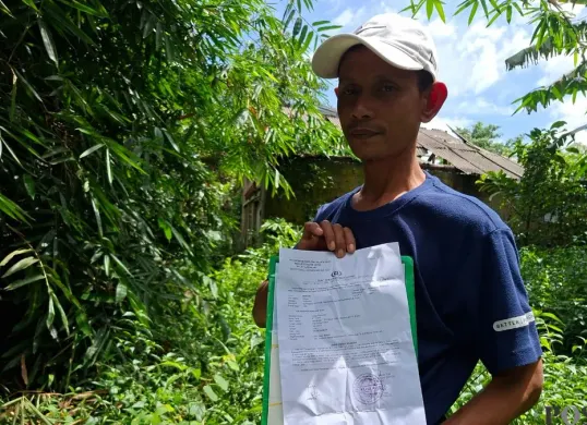 Pemiliki mobil SPPG yang dicuri di Desa Sukmajaya, Kecamatan Tajurhalang, Kabupaten Bogor, Rabu, 25 Februari 2026. (Sumber: Poskota/Angga Pahlevi)