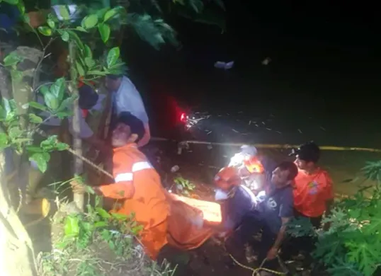 Penemuan mayat pria tanpa identitas di Kali Ciliwung. (Sumber: Polsek Jagakarsa)