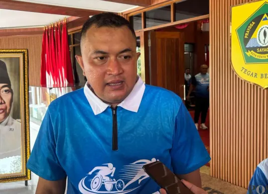 Bupati Bogor Rudy Susmanto saat memberikan keterangan pers di Cibinong. (Sumber: Poskota/Giffar Rivana)