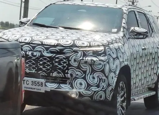 Spy shot Toyota Fortuner baru di Thailand mengungkap desain baru, opsi mesin, dan potensi teknologi hybrid. (Sumber: Car250)