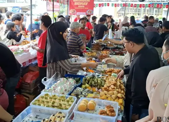 Pedagang takjil di Bendungan Hilir, Jakarta Pusat, Rabu, 25 Februari 2026. (Sumber: Poskota/M Tegar Jihad)
