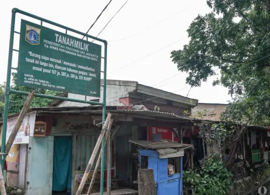 Aktivitas warga Kampung Bilik, Kalideres, Jakarta Barat, di tengah proses relokasi ke rusun karena terkena penggusuran pembangunan TPU. (Sumber: Poskota/Bilal Nugraha Ginanjar)