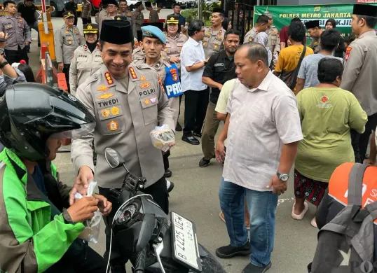 Polres Metro Jakarta Barat membagikan takjil gratis kepada masyarakat, Rabu, 25 Februari 2026. (Sumber: Poskota/Pandi Ramedhan)