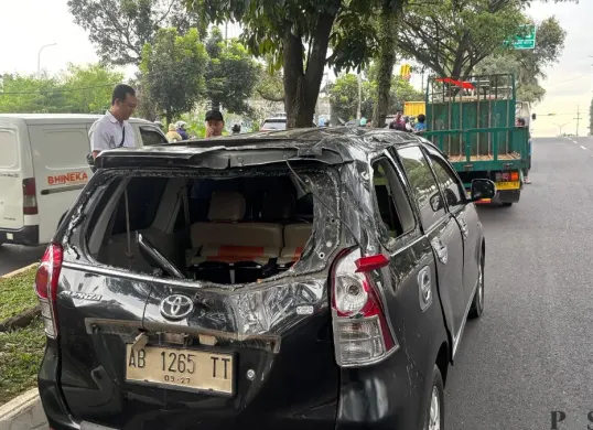 Truk ayam rem blong hingga terguling, satu unit mobil pribadi rusak. (Sumber: Poskota/Giffar Rivana)