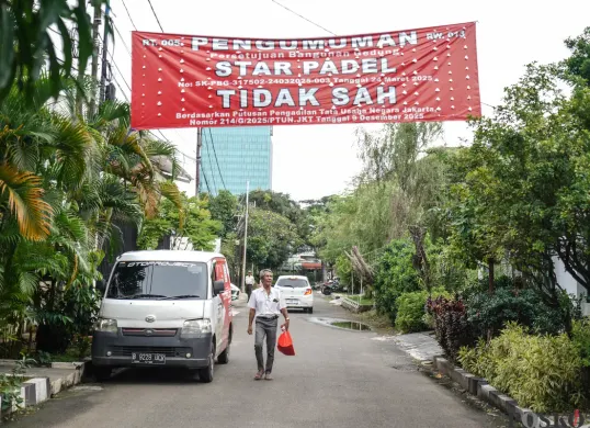 Warga Bentangkan Spanduk Tolak Padel