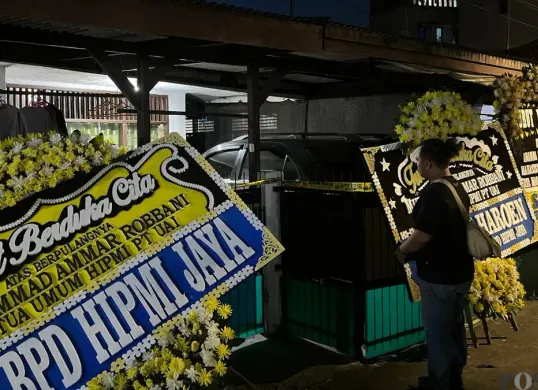 Suasana rumah duka MAR, 22 tahun, tewas oleh adiknya di Kelapa Gading, Jakarta Utara, Kamis, 26 Februari 2026. (Sumber: Poskota/Pandi Ramedhan)