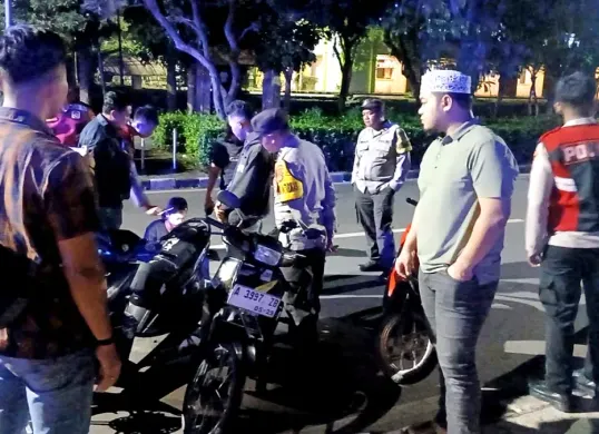 Petugas kepolisian saat membubarkan aksi balap lari di Alun-Alun Tigaraksa. (Sumber: Polresta Tangerang)