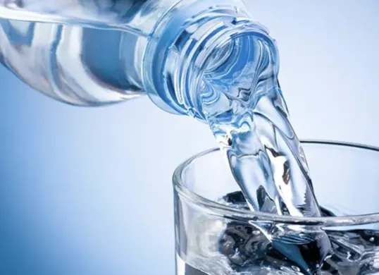 Air putih menjadi sumber hidrasi utama selama puasa Ramadan untuk menjaga tubuh tetap seimbang dan mencegah dehidrasi. (Sumber: Wilkimedia Commons)