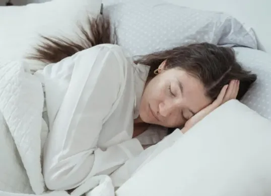 Ilustrasi. Perubahan jam tidur saat Ramadhan bisa berdampak pada kesehatan. Berikut cara mengatur pola tidur saat puasa (Sumber: Pexels/Ketut Subiyanto)