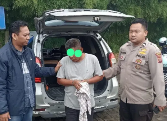 Polisi mengamankan D, pria yang melakukan pencurian uang dengan modus ganjal ATM di wilayah Kemang, Kabupaten Bogor. (Sumber: Polsek Kemang)