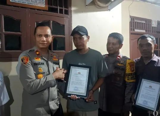 Polisi memberikan penghargaan kepada warga yang telah berhasil menangkap pelaku tawuran di Depok. (Sumber: Poskota/Angga Pahlevi)