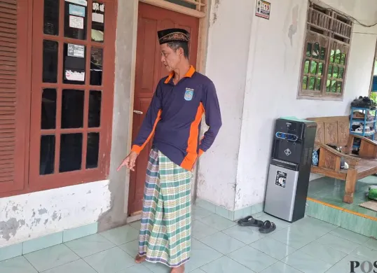 Dasuki, pensiunan pegawai BUMN menunjukan lokasi tempat parkir motor honda beat yang menjadi percobaan pencurian pelaku curanmor. (Sumber: Poskota/Angga Pahlevi)