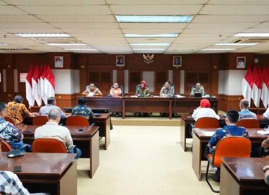 Rapat koordinasi audiensi Pemkot Jakarta Barat terkait pembangunan rumah duka dan krematoriun di Kalideres yang ditolak warga, Kamis, 26 Februari 2026. (Sumber: Istimewa)