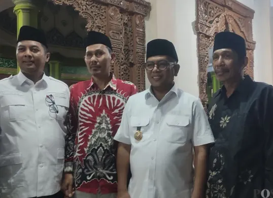 Gubernur Banten, Andra Soni saat foto bersama dalam acara Safari Ramadhan di Cisata, Pandeglang. (Sumber: Poskota/Samsul Fatoni)