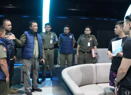 Satpol PP Kabupaten Tangerang saat melakukan sosialisasi dan pengawasan di salah satu tempat hiburan. (Sumber: Poskota/ Veronica)