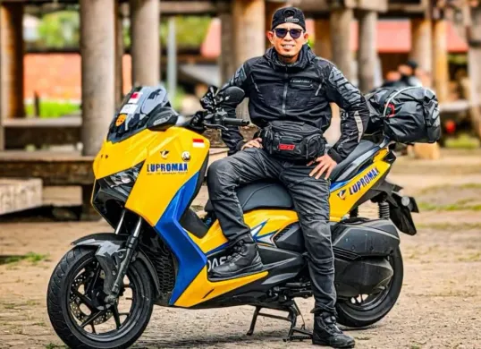 Om Daeng mengendari motor Yamaha XMAX TECHMAX dalam Jelajah Sulawesi sejauh 6.000 km selama 25 hari. (Sumber: Dok. Yamaha)