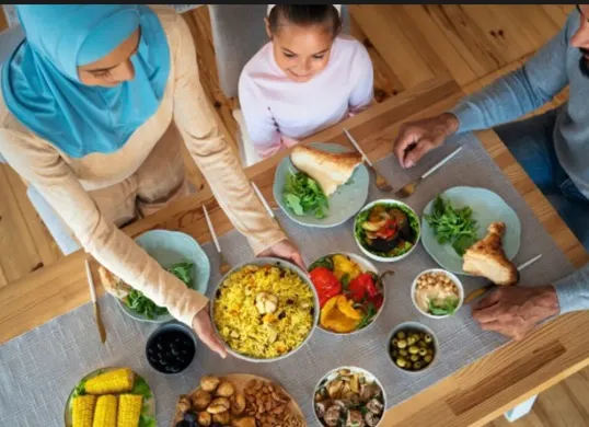 Daftar 5 menu sahur tanpa mengonsumsi nasi yang sehat dan praktis. (Sumber: Freepik)