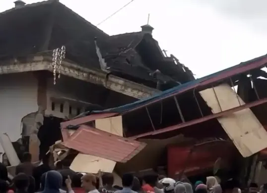 Truk tronton yang menabrak tiga rumah di Dusun Jengkol, Desa Losari, Kecamatan Pakis, Kabupaten Magelang, Jumat (27/2/2026). (Sumber: Instagram/@magelang_raya)