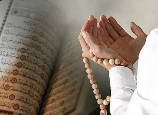 Ilustrasi orang berdoa (Sumber: Pinterest)