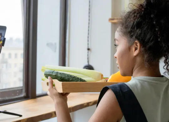 Membuat konten kreatif bisa jadi salah satu ide ngabuburit seru dan bermanfaat. (Sumber: Pexels/Ron Lach)