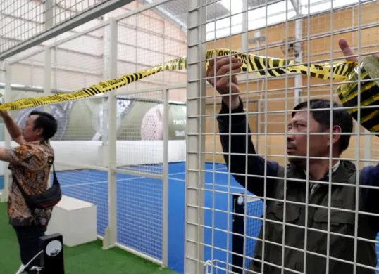 Penyegelan lapangan padel Pulomas Barat, Jakarta Timur. (Sumber: Pemkot Jaktim)