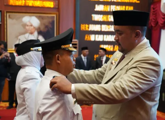 Bupati Bogor Rudy Susmanto saat melantik 21 pejabat baru di lingkungan kerja Pemkab. (Sumber: Pemkab Bogor)