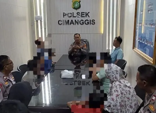 Remaja diseret temannya akibat lomba lari, Polsek Cimanggis lakukan mediasi kasus ini hadirkan orang tua masing-masing anak. (Sumber: Dok. Polsek Cimanggis)