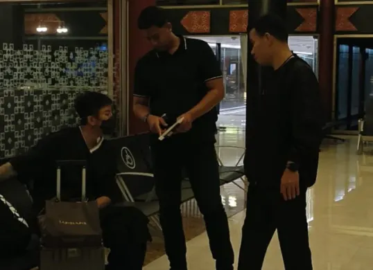 Petugas Timpora Imigrasi Jaksel dampingi 2 WNA asal China dan Thailand yang dideportasi ke negara asal di Bandara Soeeta. (Sumber: Dok. Humas Imigrasi Jaksel)