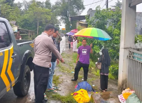 Petugas Polsek Petir mengamankan TKP dan melarikan korban ke RSUD dr Drajat Prawiranegara. (Sumber: Dok. Polsek Petir)