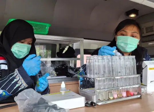 Petugas BPOM Tangerang saat melakukan uji sampel bahan makan. (Sumber: Istimewa)