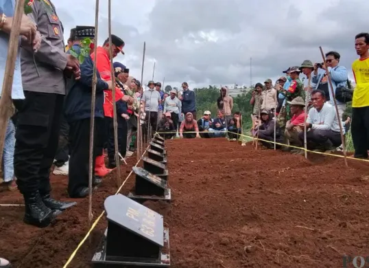 Suasana di Pemakaman Tanahmati, Desa Pasirlangu, Jumat, 27 Februari 2026. (Sumber: Poskota/Gatot Poedji Utomo)