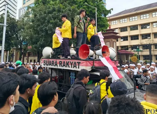 Ratusan mahasiswa UI dan UPN Veteran Jakarta menggelar aksi unjuk rasa di Mabes Polri, Jakarta pada Jumat, 27 Februari 2026. (Sumber: Poskota/Ali Mansur)
