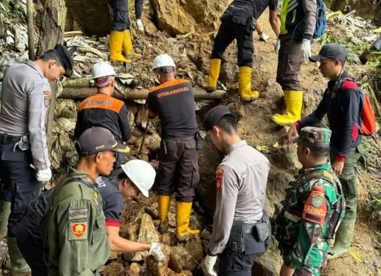 Petugas menertibkan tambang ilegal di area penambang PT Antam, Kecamatan Nanggung, Kabupaten Bogor. (Sumber: Dok. PT Antam)