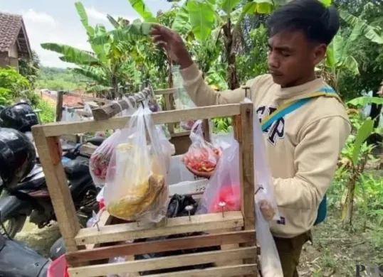 Salah seorang penjual sayuran keliling di Lebak saat hendak berjualan. (Sumber: Poskota/Samsul Fatoni)