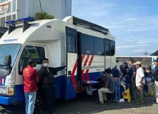 Pelayanan SIM Keliling. (Sumber: Pinterest/@zahry rahman)