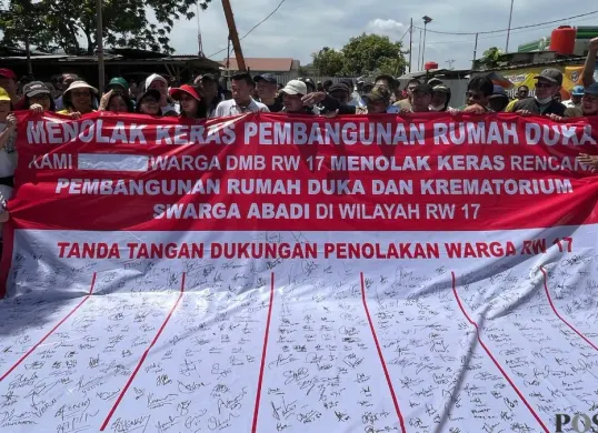 Warga Perumahan Citra, Kalideres, Jakarta Barat, kembali berdemonstransi menolak rencana pembangunan rumah duka dan krematorium, Sabtu, 28 Februari 2026. (Sumber: Poskota/Pandi Ramedhan)