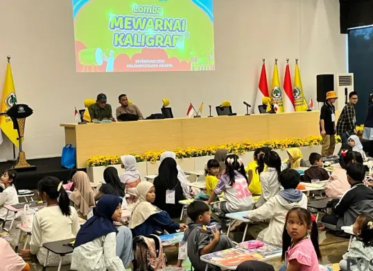 Anak-anak sedang mengikuti lomba mewarnai dan kaligrafi di Aula Kantor DPD Golkar Jakarta, Sabtu, 28 Februari 2026. (Sumber: Poskota/M Tegar Jihad)