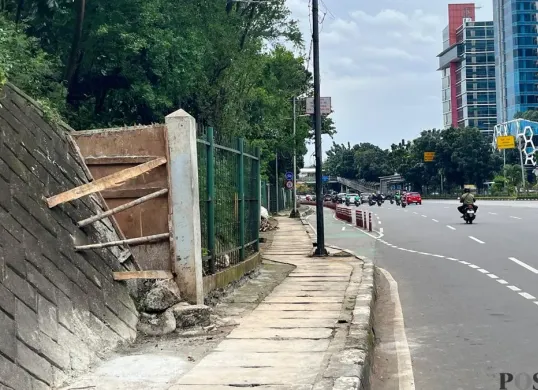 Akses masuk Taman Hutan Kota Cawang dicor usai diduga jadi sarang tindak asusila. (Sumber: Poskota/M Tegar Jihad)