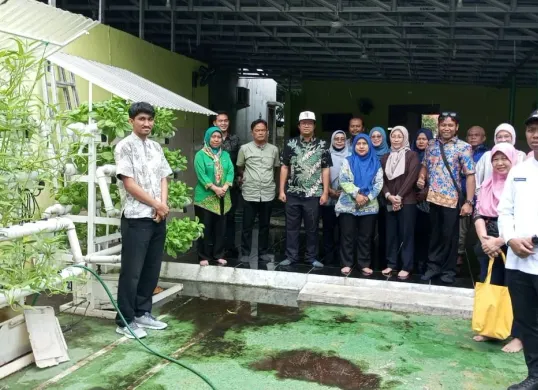 Teknologi sistem irigasi pipa berpori vertikal nirdaya (Sipbervina) di Kantor Keluraham Jelambar, Grogol Petamburan, Jakarta Barat. (Sumber: Istimewa)