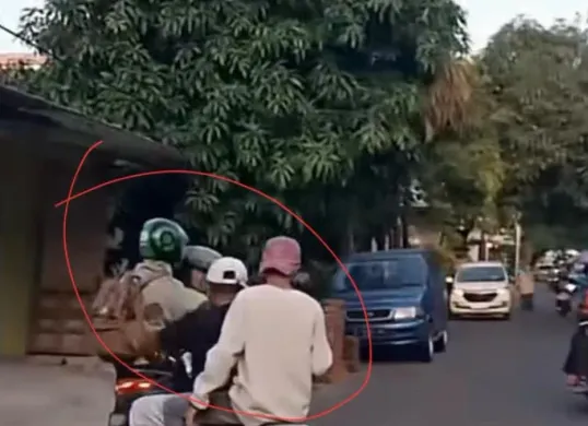 Viral wanita merasa dibegal oleh sejumlah orang diduga debt collector di kawasan Cengkareng, Jakarta Barat. (Sumber: tangkapan layar)